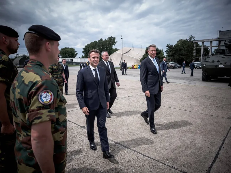 Emmanuel Macron și președintele României, Klaus Iohannis, trec în revistă trupele prezente la baza aeriană NATO de la Mihail Kogălniceanu, pe 15 iunie 2022 - Foto: Profimedia Images