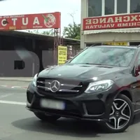 Viorel Moldovan trece linia dublă continuă cu SUV-ul de 100.000 € ca pe cea a careului de 16 m - Foto: captură video spynews.ro