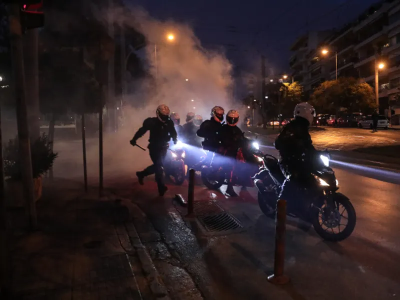 Protest fără respectarea regulilor COVID, dispersat cu gaze lacrimogene la Atena. / Foto: dosja.al