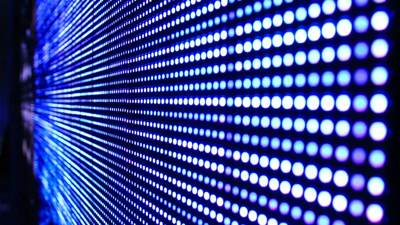 Lumina ca artă: cum să creezi atmosfera perfectă cu bandă LEDuri, lustre LED și spoturi LED