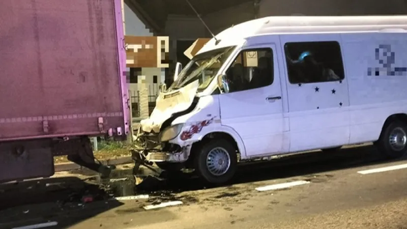 Accident grav cu 6 victime în Mureș. Un microbuz s-a înfipt violent în spatele unui TIR - Foto: Centrul Infotrafic