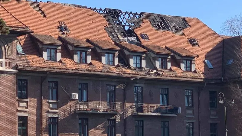 Acoperișul Hotelului Triumf, distrus de un incendiu în septembrie 2020