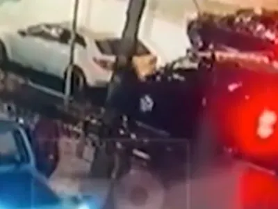 PATRU bărbați s-au năpustit asupra lui Andrei, în plină stradă! Imaginile au fost făcute publice. Surprinzător: ce a făcut victima