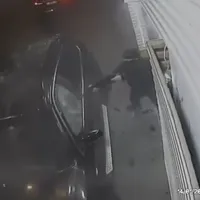 Un interlop a fost ciuruit prin geamul mașinii în propria benzinărie Foto: captură Youtube