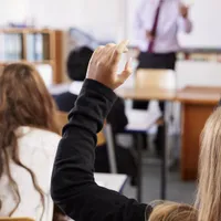 Educația sexuală predată în școli: între reproducerea la plante și negocierea pierderii virginității / BBC