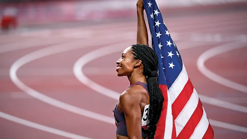 CĂI CÂȘTIGĂTOARE Vedeta de atletism Allyson Felix a triumfat la Jocurile Olimpice de la Tokyo din 2021 alergând în pantofi făcuți de compania sa de încălțăminte, Saysh