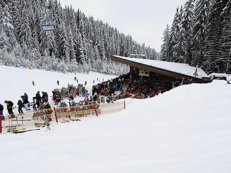 La intersecțiilor mai multor pârtii sunt „Après-ski”-uri, cu bar, restaurant și toalete încăpătoare