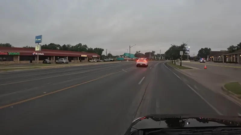 Tesla Robotaxi, pericol public? Frânează aiurea, intră pe contrasens. NHTS cere explicații - Foto: captură video