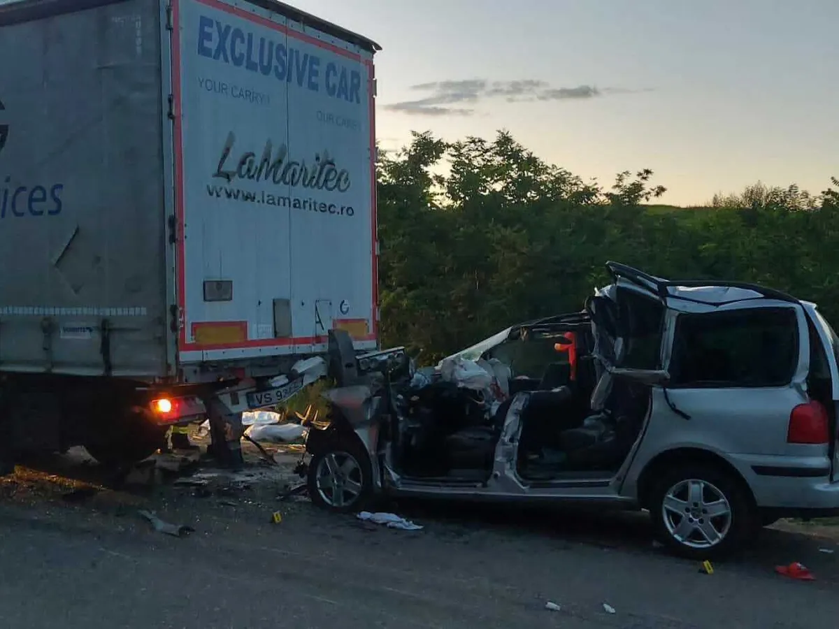 Un TIR a acroșat o căruță pe DN 24 A, o mașină a intrat sub TIR, 2 copii și un adult au murit. / Foto: ISU Vaslui