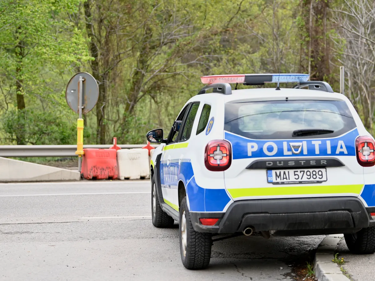 O femeie suspectată că a incendiat două autoturisme, reţinută de poliţişti; este fosta soţie a proprietarului