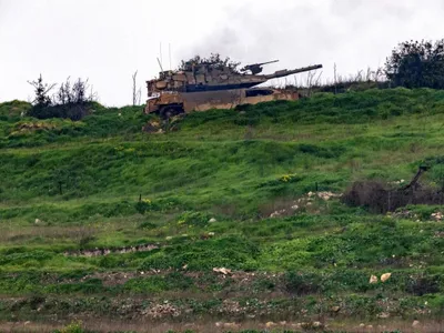 Tanc Merkava israelian făcând manevre peste frontiera cu Libanul - Foto: Profimedia Images