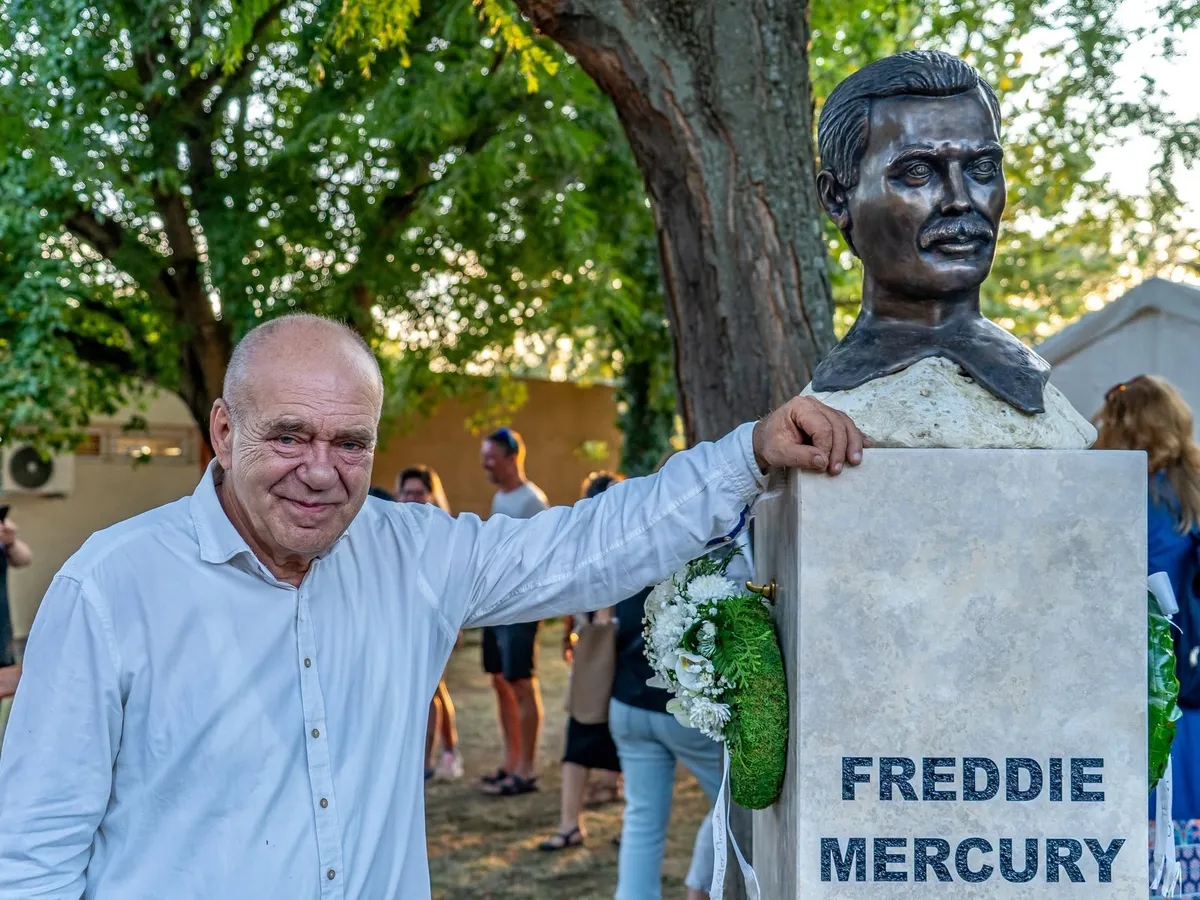 Ungurii s-au făcut de râs. Au dezvelit o statuie a lui Freddie Mercury care seamănă cu un poet maghiar