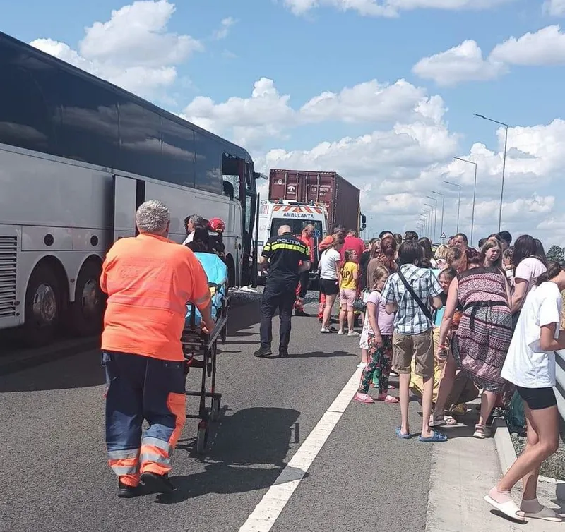 Un autocar cu 60 de pasageri la bord s-a ciocnit cu un TIR pe Autostrada Soarelui - A2 - Foto: ISU Călărași