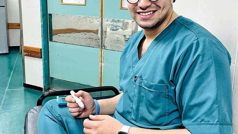 VOCEA EXPERIENȚEI Mohammed Seyam, de asemenea diabetic de tip 1, îi îndrumă pe oamenii din Gaza care nu au acces la o cantitate suficientă de insulină sau la tipurile de insulină care le sunt familiare.