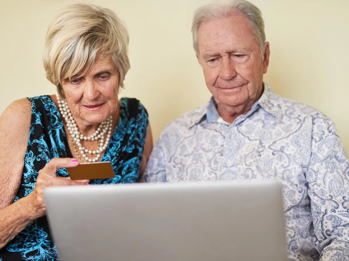 Pensionar așteptând pensia pe card - Foto: Freepik