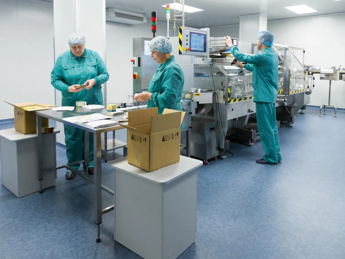 Angajați în fabrică - Foto: Freepik (rol ilustrativ)