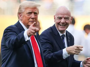 FOTO Donald Trump nu s-a așteptat la asta: ce a primit de la Gianni Infantino în fața a peste 80.000 de oameni