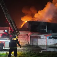 Pompierii au intervenit pentru stingerea flăcărilor. FOTO: Agerpres