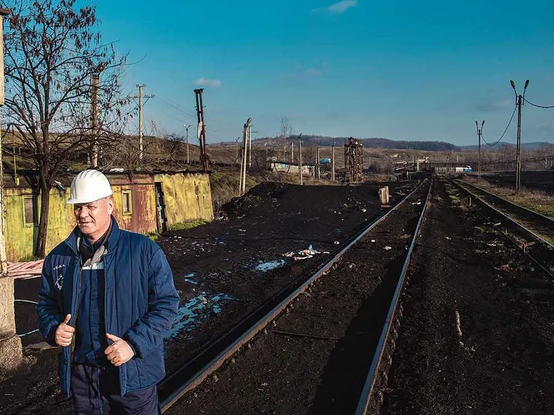 David Constantin, directorul UMC Roșiuța, din cadrul CEO, în zona de încărcare a cărbunelui în vagoane CFR