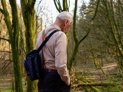 Pensionar la pensie în pădure - Foto: freepik (Imagine cu rol ilustrativ)