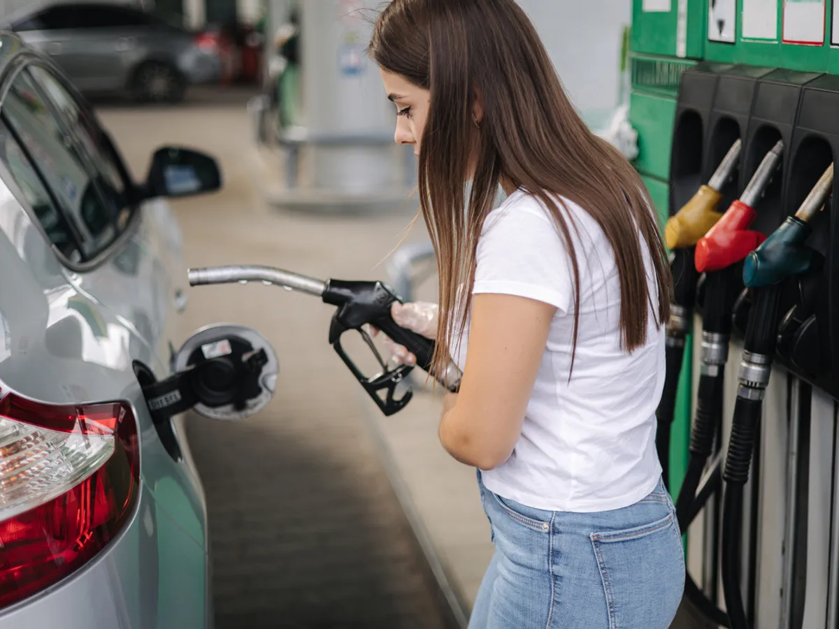 Mulți șoferi nu știu că mașinile moderne se strică dacă nu li se face plinul corect - Foto: Freepik (imagine cu rol ilustrativ)