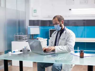 Medic la calculator - Foto: Freepik (rol ilustrativ)