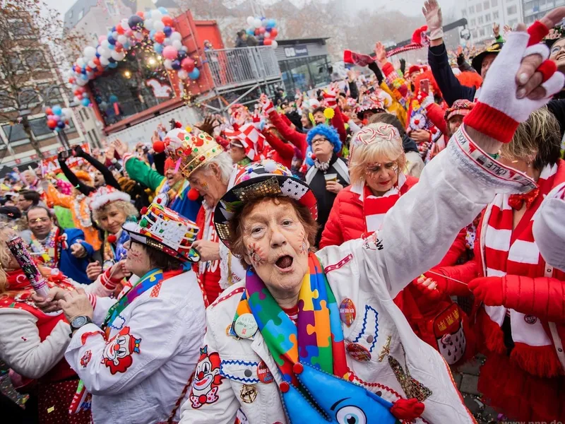 Carnavalul din Germania, inagurat de mii de oameni în pofida îngrijorărilor provocate de pandemie. / Foto: pnp.de