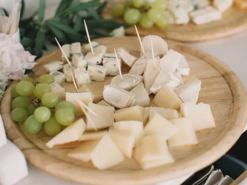 Platou de lemn cu brânzeturi asortate - Foto: Pexels/Lina Kivaka