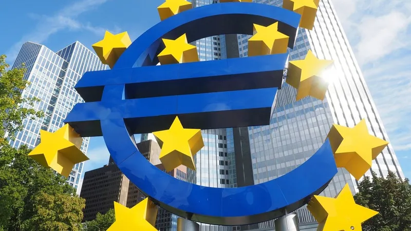 Sediul Băncii Centrale Europene, cu statuia monedei euro în faţă - Foto: PXHere