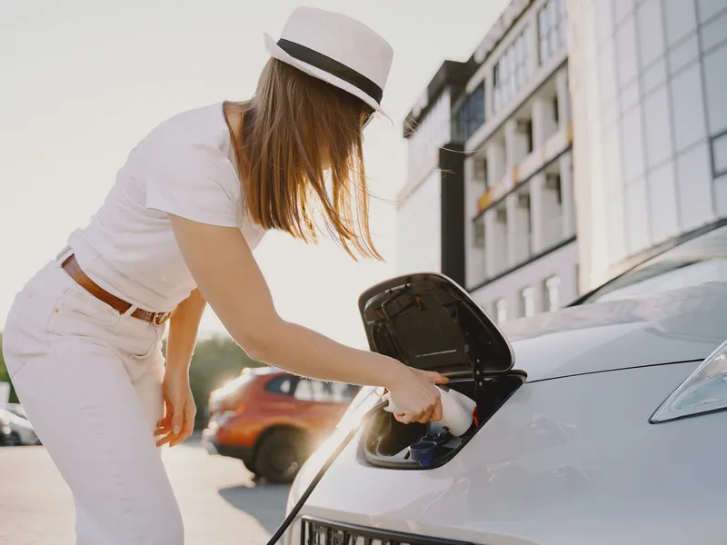 Criză bugetară? Instituțiile și primăriile cumpără 3.000 de mașini electrice și hybrid prin Rabla - Foto: Freepik (Imagine cu rol ilustrativ)