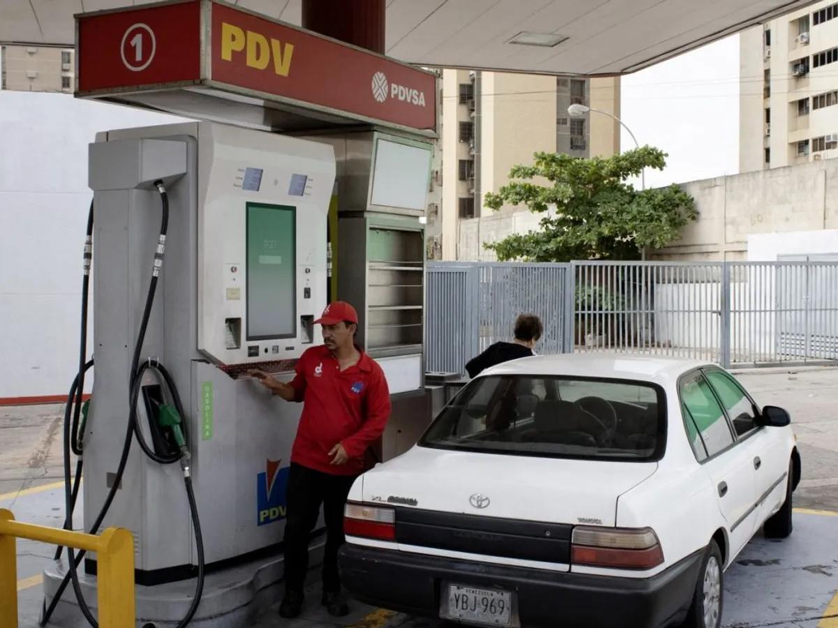 Cum arată sărăcia.O doamnă îşi pune benzină la o pompă a companiei de stat PDVSA, în Maracaibo. Maşina e o Toyota foarte veche - Foto: Profimedia Images