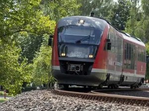 3.500.000.000 lei, pentru 110 km de linie ferată pe care trenurile merg de 2 ori mai încet ca în UE - Foto: Facebook/CFR Infrastructura - Rol ilustrativ