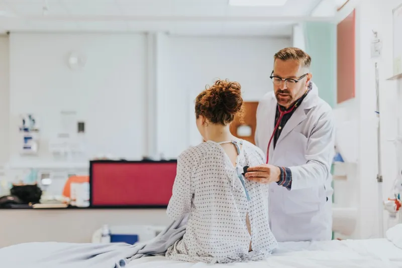 Medicul consultă o pacientă - Foto: Freepik (rol ilustrativ)