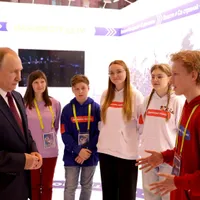 Tinerii români, invitați să meargă la școala de vară de la Moscova pe banii lui Putin - Foto: Profimedia