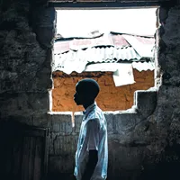 COPILĂRIE ÎNTRERUPTĂ.  În Kananga în Republica Democratică Congo, un fost soldat-copil a absolvit un curs de matematică la școală care ajută la reintegrarea acestor copii în societate