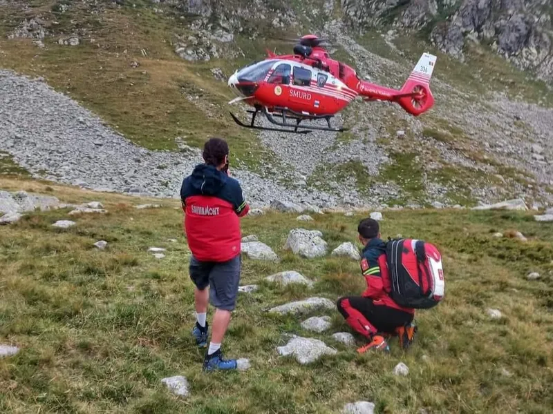 Un cioban a fost mușcat de o viperă în Munții Parâng. Salvatorii au fost nevoiți să meargă pe jos Foto Salvamont Gorj