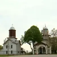 Cum îi face avansuri unei minore preotul Eugen din Curcani. Va fi anchetat penal/FOTO: DIgi24