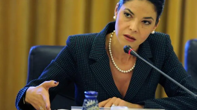 Ana Birchall: În timp ce ministru / romaniajournall justiției doarme în front, /