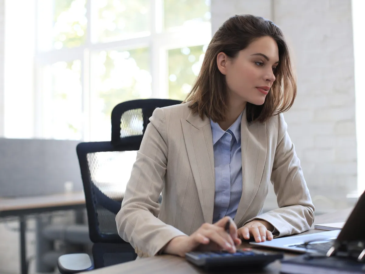 Femeie contabilă - Foto: Freepik (rol ilustrativ)