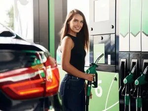 Preţurile petrolului au scăzut cu până la 18% în aprilie. Când ajunge benzina 6 lei/litru la pompă? - Foto: Freepik (Imagine cu rol ilustrativ)
