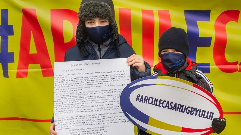 Ștefan și Andrei Bordeianu, doi copii care iubesc rugby-ul.Mesajul celor doi frați care nu se mai pot juca pe Stadionul de Rugby Arcul de Triumf trebuie să ajungă la ministrul Eduard Novak Foto: Mugur VĂRZARIU