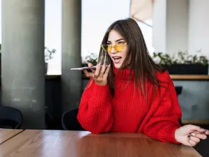 Părinții unor adolescente, amendați de poliție, după ce o fată a sunat la 112. Ce făcuse de fapt? - Foto: Freepik (rol ilustrativ)