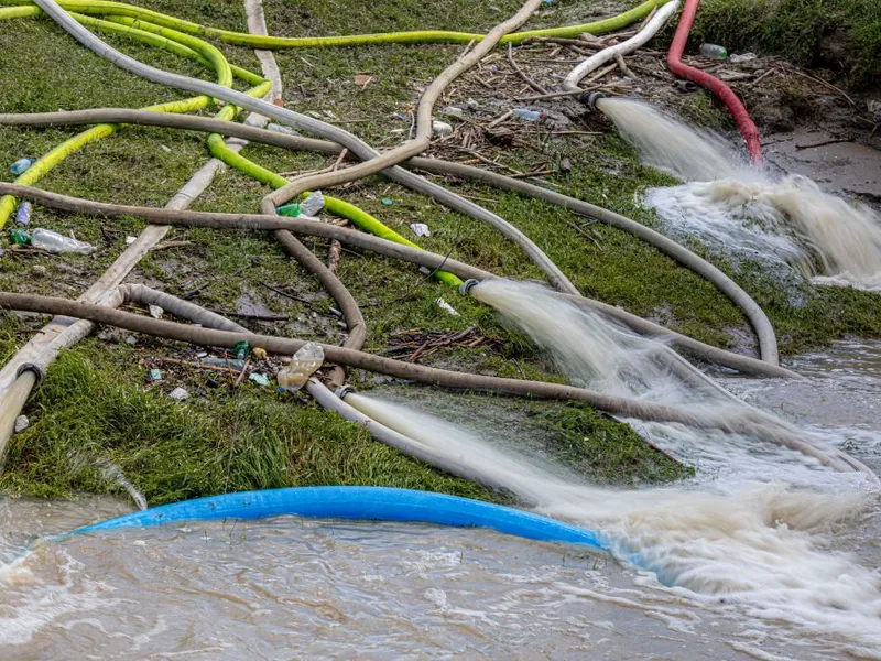 Apă pompată la Bacel, în precedentul puseu hidrologic - Foto: INQUAM PHOTOS/Ovidiu Micsik