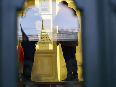 Ce amendă au primit părinții unor copii care au rupt sigiliile unei secții de votare - Foto: - Inquam Photos / Virgil Simonescu