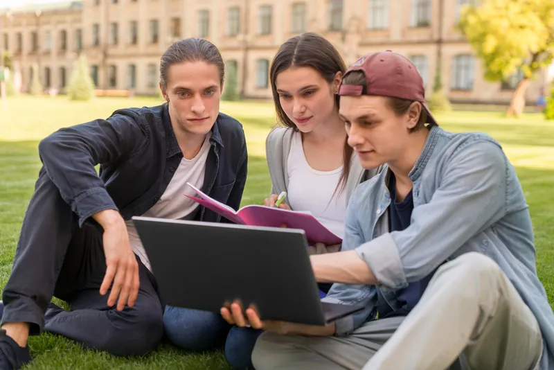 Studenți pe iarbă - Foto: Freepik