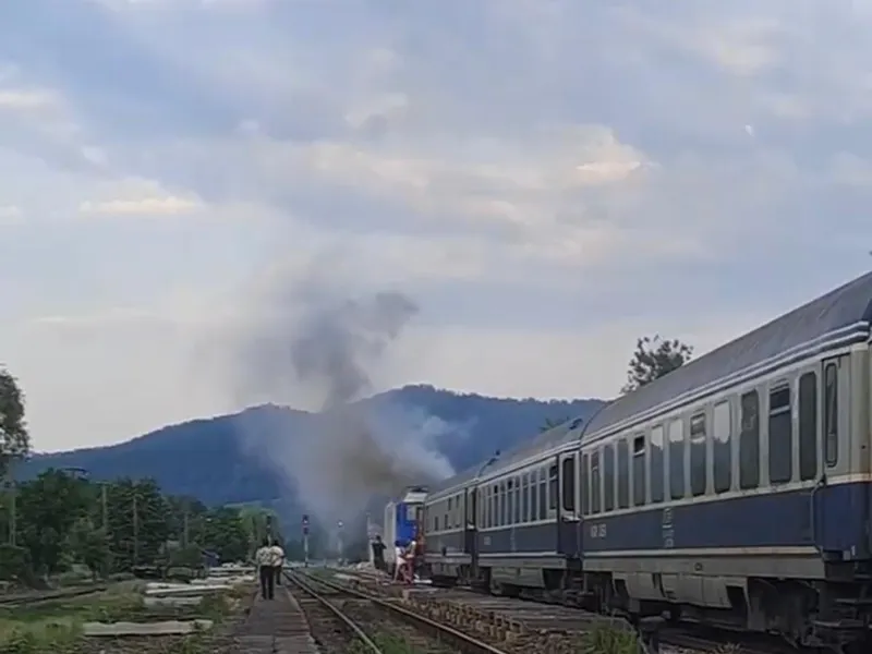 O locomotivă a luat foc în mers. Se deplasa pe ruta Baia Mare-Bucureşti Foto: captură ISU Sălăj