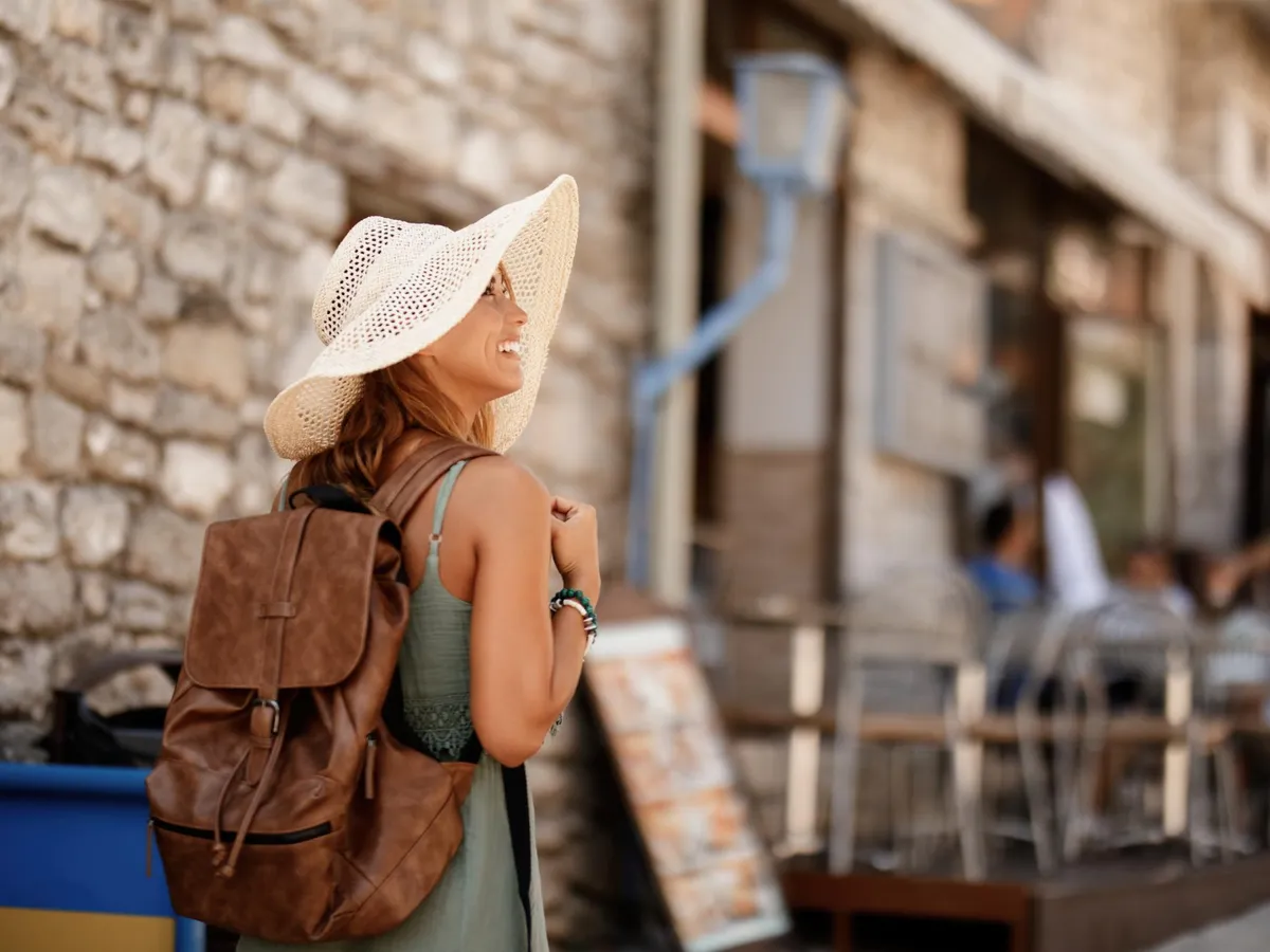 Turistă - Foto: Magnific.com (Imagine cu rol ilustrativ)