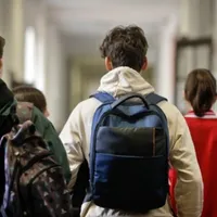 Un elev de 13 ani, prins cu droguri în ghiozdan. Le-a cumpărat de la un licean de 17 ani - Foto: Ziarul de Iași/ Imagine cu caracter ilustrativ