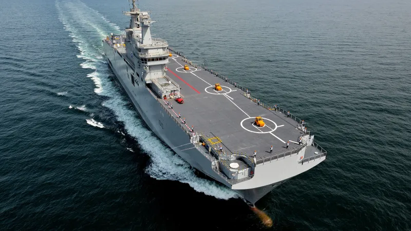 Portavion franțuzesc de tip Mistral.