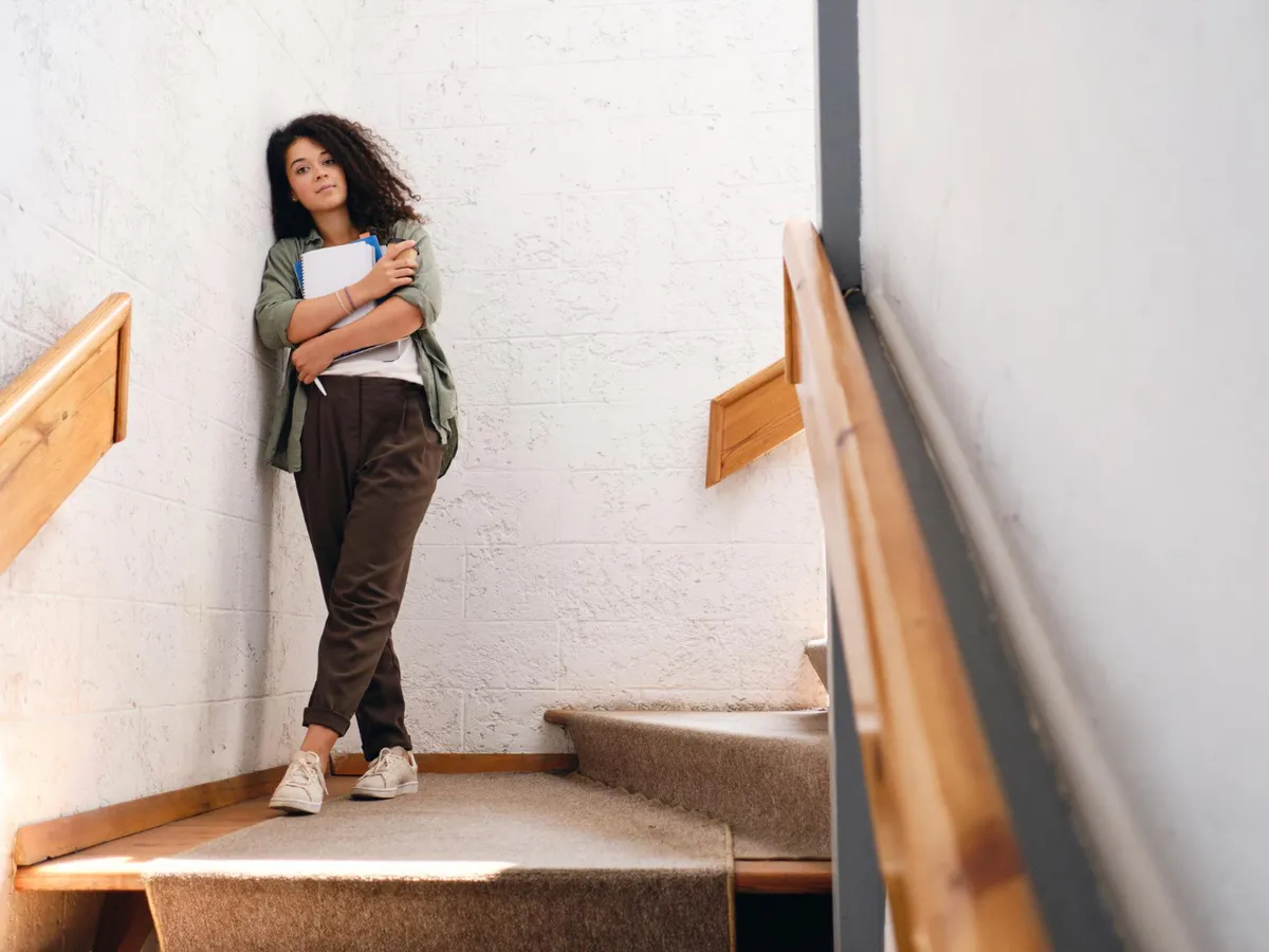 Femeie în scara blocului - Foto: Freepik (rol ilustrativ)